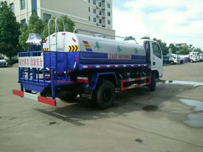 灑水車與環(huán)衛(wèi)車 城市清潔的守護(hù)者