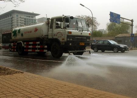 城市清潔的守護者——環衛灑水車沖洗長安街