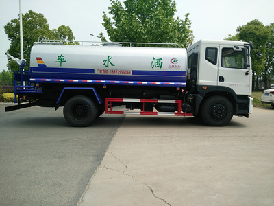 灑水車(chē)與環(huán)衛(wèi)車(chē) 城市潔凈的雙重保障